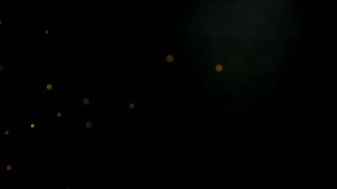 Siyah zemin üzerinde ışıldayan altın parçacıkların süper yavaş çekimi. Sığ odak derinliği. Yüksek hızlı sinema kamerası, 1000 fps..