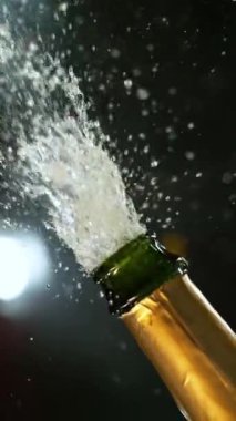 Şampanya patlamasının süper yavaş çekimi. Uçan mantarın kapanması, şampanya şişesinin kapanması, kamera hareketi. Saniyede 1000 kare hızla yüksek hızlı sinematik kamera ile çekilmiştir..