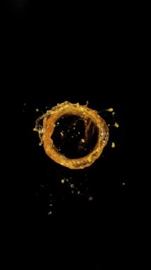 Petrol Girdabının Süper Yavaş Çekimi Siyah Arkaplan 'a 1000fps' te izole edilmiş Sıvı Sıçrama