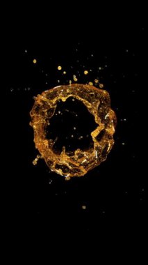 Petrol Girdabının Süper Yavaş Çekimi Siyah Arkaplan 'a 1000fps' te izole edilmiş Sıvı Sıçrama