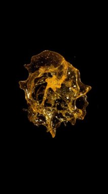 Petrol Girdabının Süper Yavaş Çekimi Siyah Arkaplan 'a 1000fps' te izole edilmiş Sıvı Sıçrama