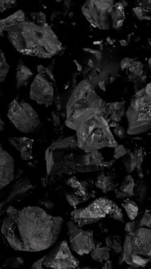 Kömür Patlamasının Süper Yavaş Çekimi Siyah Arkaplanda 1000 fps 'de izole edildi.