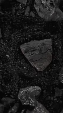 Kömür Patlamasının Süper Yavaş Çekimi Siyah Arkaplanda 1000 fps 'de izole edildi.