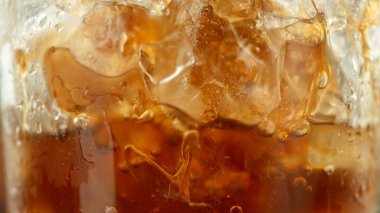 Buzlu kahveye Macro Shot sütlü, yakın plan.