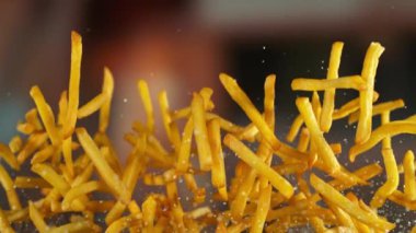 Süper yavaş çekimde uçan lezzetli patates kızartması ve kamera hareketi. Yüksek hızlı sinema kamerası, 1000 fps..