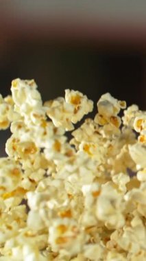 Süper yavaş çekimde uçan lezzetli patlamış mısır ve kamera hareketi. Yüksek hızlı sinema kamerası, 1000 fps..