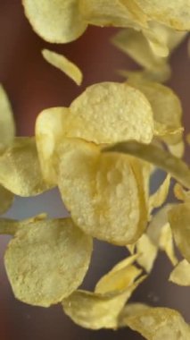 Kameralı kızarmış patates cipsi süper yavaş çekimde. Yüksek hızlı sinema kamerası, 1000 fps..