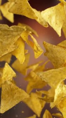 Kamera hareketli kızarmış tortilla cipsleri süper yavaş çekimde. Yüksek hızlı sinema kamerası, 1000 fps..