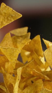 Kamera hareketli kızarmış tortilla cipsleri süper yavaş çekimde. Yüksek hızlı sinema kamerası, 1000 fps..