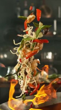 Sebzeli ve karidesli Uçan Asya Menüsü 'nün Wok Pan' a dönüşümü. Yüksek Hız Sinema Kamerası, 1000 fp.