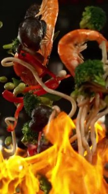 Sebzeli ve karidesli Uçan Asya Menüsü 'nün Wok Pan' a dönüşümü. Yüksek Hız Sinema Kamerası, 1000 fp.