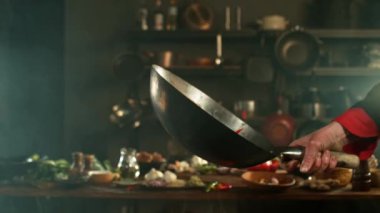 Sebzeli ve karidesli Uçan Asya Menüsü 'nün Wok Pan' a dönüşümü. Yüksek Hız Sinema Kamerası, 1000 fp.
