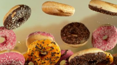 Süper Yavaş Uçan Lezzetli Donutlar ve kamera hareketi. Yüksek hızlı sinema kamerası, 1000 fps..