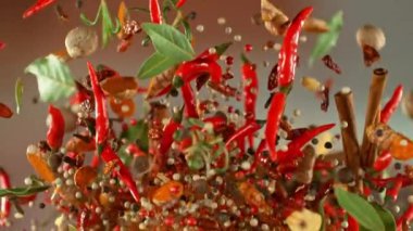 Uçan Çeşitli Baharatların Süper Yavaş Hareketi. 1000 FPS 'te Yüksek Hız Sineması Kamerası' nda çekildi.