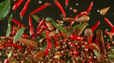 Uçan Çeşitli Baharatların Süper Yavaş Hareketi. 1000 FPS 'te Yüksek Hız Sineması Kamerası' nda çekildi.