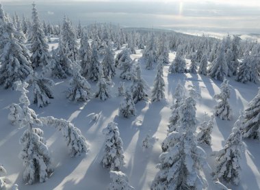 Taze toz karlı güzel kış dağlarının havadan görünüşü
