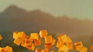 Uçan Lezzetli Peynirlerin Süper Yavaş Hareketi ve Kamera Hareketi. Yüksek hızlı sinema kamerası, 1000 fps..