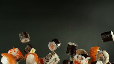 Süper Yavaş Çekim Taze Suşi Havada Uçuyor. Yüksek Hız Sineması Kamerası 'nda 1.000 fps hızla çekilmiştir. .