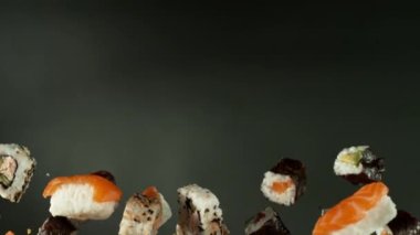 Süper Yavaş Çekim Taze Suşi Havada Uçuyor. Yüksek Hız Sineması Kamerası 'nda 1.000 fps hızla çekilmiştir. .