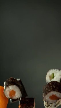 Süper Yavaş Çekim Taze Suşi Havada Uçuyor. Yüksek Hız Sineması Kamerası 'nda 1.000 fps hızla çekilmiştir. .