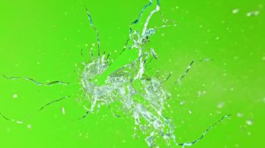 Camdan giren silah sesi çok yavaş, yeşil ekran arka planına çarpıyor. Yüksek hızlı sinema kamerası, 1000 fps..