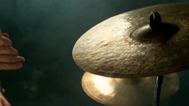 Davul bagetleri zili çaldı. Ağır çekimde davul sesi