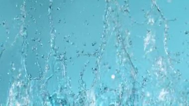 Açık mavi arkaplanda yavaş su sıçratma, yüksek hızlı sinematik kamera 1000 FPS