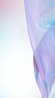 Kadife ipek kumaşın çok yavaş çekimleri rüzgârla savruluyor, yüksek hızlı sinematik kamerada 1000 fp hızla çekiliyor. .