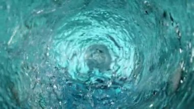 Twister Shape 'de Dönen Suyun Süper Yavaş Hareketi. Yüksek Hız Sinema Kamerası, 1000 fp.