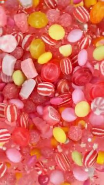 Havada Uçan Şekerlerin Süper Yavaş Hareketi. Pembe Arka plan 'da izole edilmiş. Yüksek Hız Sinema Kamerası, 1000 fp..