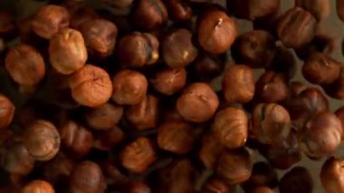Tüm fındıklar patlıyor, yakın çekim, geniş süper makro çekim, kamera hareketi ve dönüşüyle. 1000 fps hızla yüksek hızlı sinematik kamera ile çekildi..