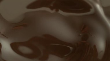 Düşen Çilekli Süper Yavaş Erimiş Çikolata Hareketi. Yüksek Hız Sinema Kamerası, 1000 Fps