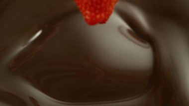 Düşen Çilekli Süper Yavaş Erimiş Çikolata Hareketi. Yüksek Hız Sinema Kamerası, 1000 Fps