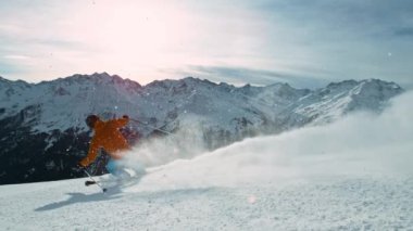 Manzaralı Alp dağlarında kayakçı taze toz kar altında, güneşli güzel bir günde. 1000 fp 'de süper yavaş çekim..