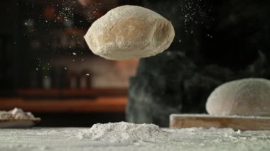 Unun içine düşen maya hamurunun süper yavaş hareketi. High Speed Cinema Camera 'da çekildi, 1000 fps. Ekmek ya da Pizza Hamuru Hazırlama