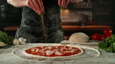 Restoranda Pizza Yapan Şefin Süper Yavaş Moitonu. Pizza Hazırlama Kapanışı