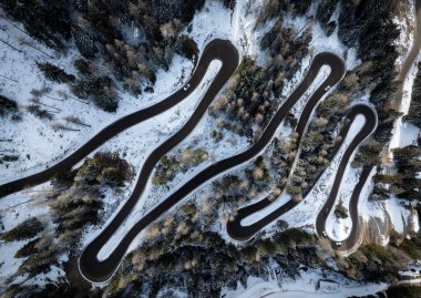 Dağdaki yılan gibi uçan bir arabanın görüntüsü. La Thuile köyüne giden yol ve kayak alanı. İtalya 'nın Aosta Vadisi' ndeki Karlı Dağ Yılanı .