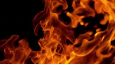 Yanan Alevlerin Süper Yavaş Çekimi Siyah Arkaplanda izole edildi. 1000 FPS 'te Yüksek Hız Sineması Kamerası' nda çekildi. .