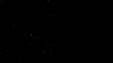 Siyah zemin üzerinde izole edilmiş toz parçacıkları uçuşuyor. Yüksek hızlı kamera, 1000 fps.
