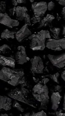 Kömür Patlamasının Süper Yavaş Çekimi Siyah Arkaplanda 1000 fps 'de izole edildi.