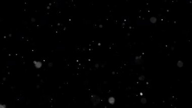 Kar yağışının Süper Yavaş Çekimi Siyah Arkaplanda 1000 fp 'de izole edildi.