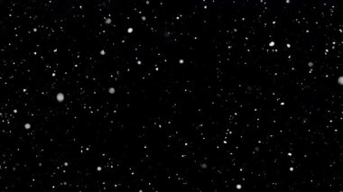 Kar yağışının Süper Yavaş Çekimi Siyah Arkaplanda 1000 fp 'de izole edildi.