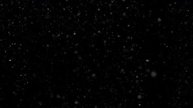 Kar yağışının Süper Yavaş Çekimi Siyah Arkaplanda 1000 fp 'de izole edildi.