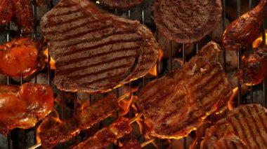 Grill 'de Kükreyen Alevler ile Etlerin ve Sebzelerin Yavaş Hareketi. 1000 FPS 'te Yüksek Hız Sineması Kamerası' nda çekildi. .