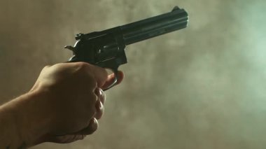 Adam Karanlık Arkaplanda Tabanca Çekiyor. Süper Yavaş Film Yüksek Hızda Sinema Kamerası 'nda 1000 fps hızla çekildi.
