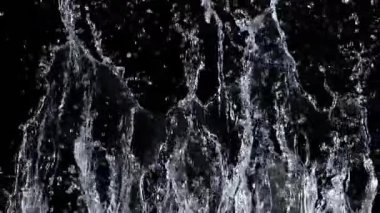 Siyah zemin üzerinde yavaş su sıçratma, yüksek hızlı sinematik kamera 1000 FPS