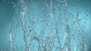 Açık mavi arkaplanda yavaş su sıçratma, yüksek hızlı sinematik kamera 1000 FPS