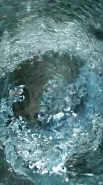 Twister Shape 'de Dönen Suyun Süper Yavaş Hareketi. Yüksek Hız Sinema Kamerası, 1000 fp.