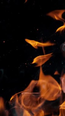 Ateşin Süper Yavaş Hareketi Kara Arkaplan 'da izole edildi. Yüksek Hız Sinema Kamerası 'nda 1.000 fp' de çekilmiştir.