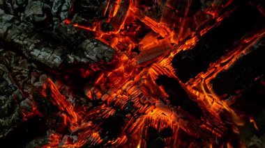Uçan kıvılcımlı kızgın közlerin Süper Yavaş Hareketi. Yüksek Hız Sinema Kamerası 'nda 1.000 fp' de çekilmiştir.